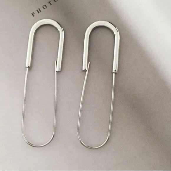 SILVER SAFETY PIN HOOP EARRINGS - Picture 4 of 7